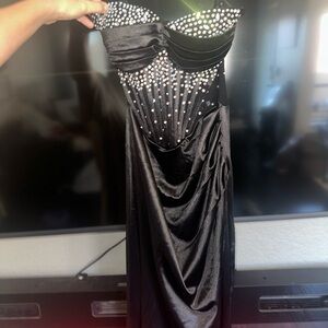 Elegant Black Evening Dress with Embellishments